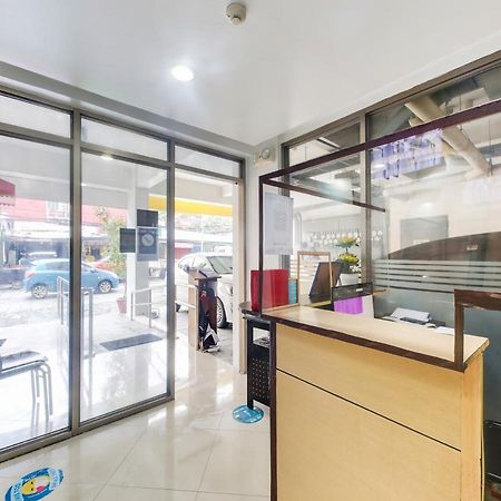 Oyo 893 Dian Suites Makati Manilla Buitenkant foto