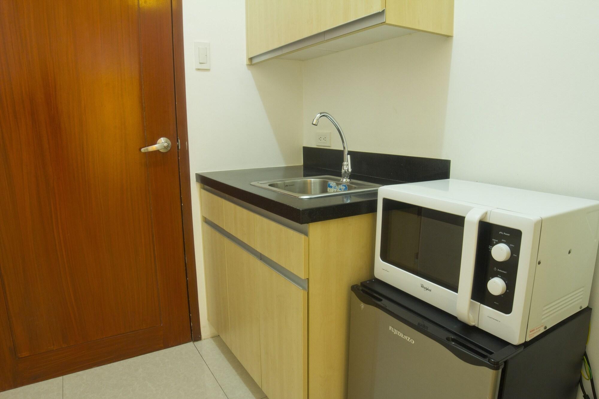 Oyo 893 Dian Suites Makati Manilla Buitenkant foto