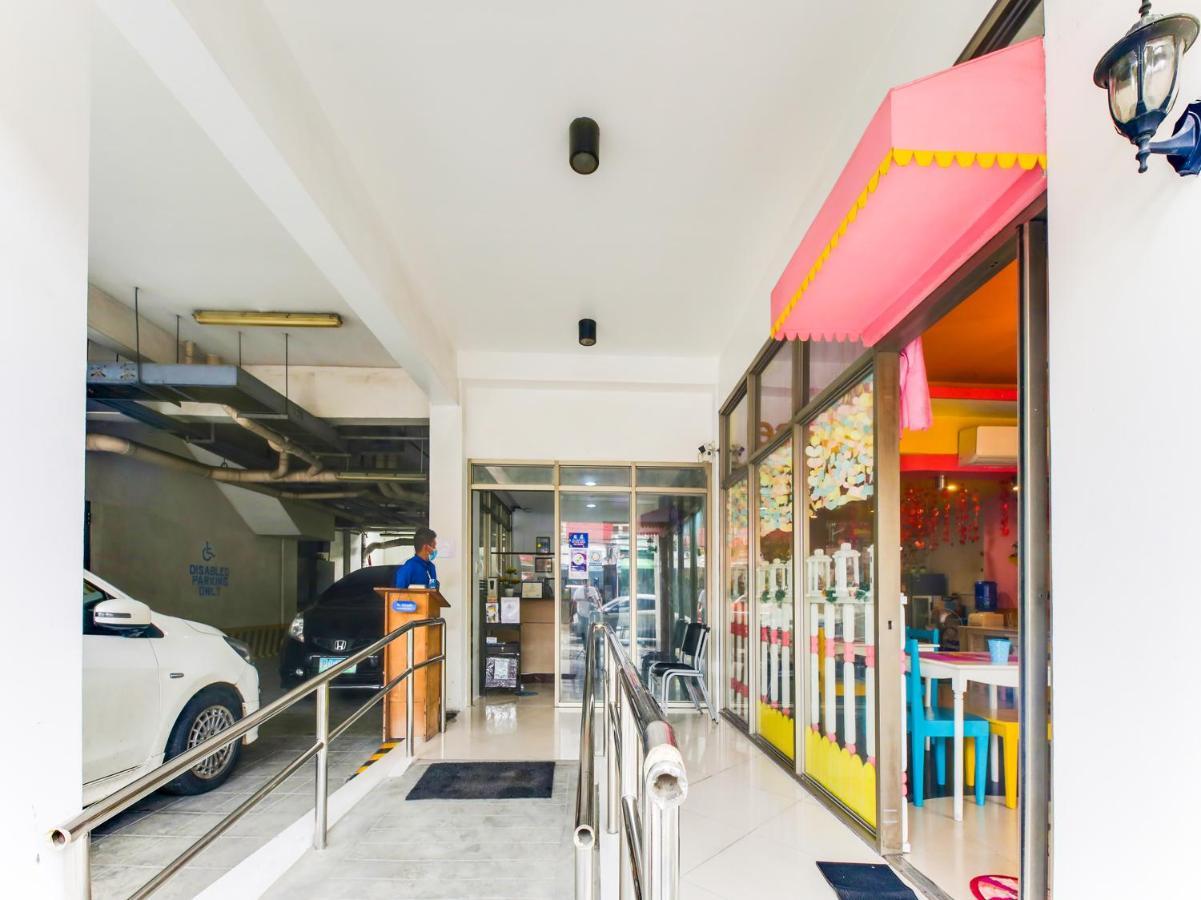 Oyo 893 Dian Suites Makati Manilla Buitenkant foto