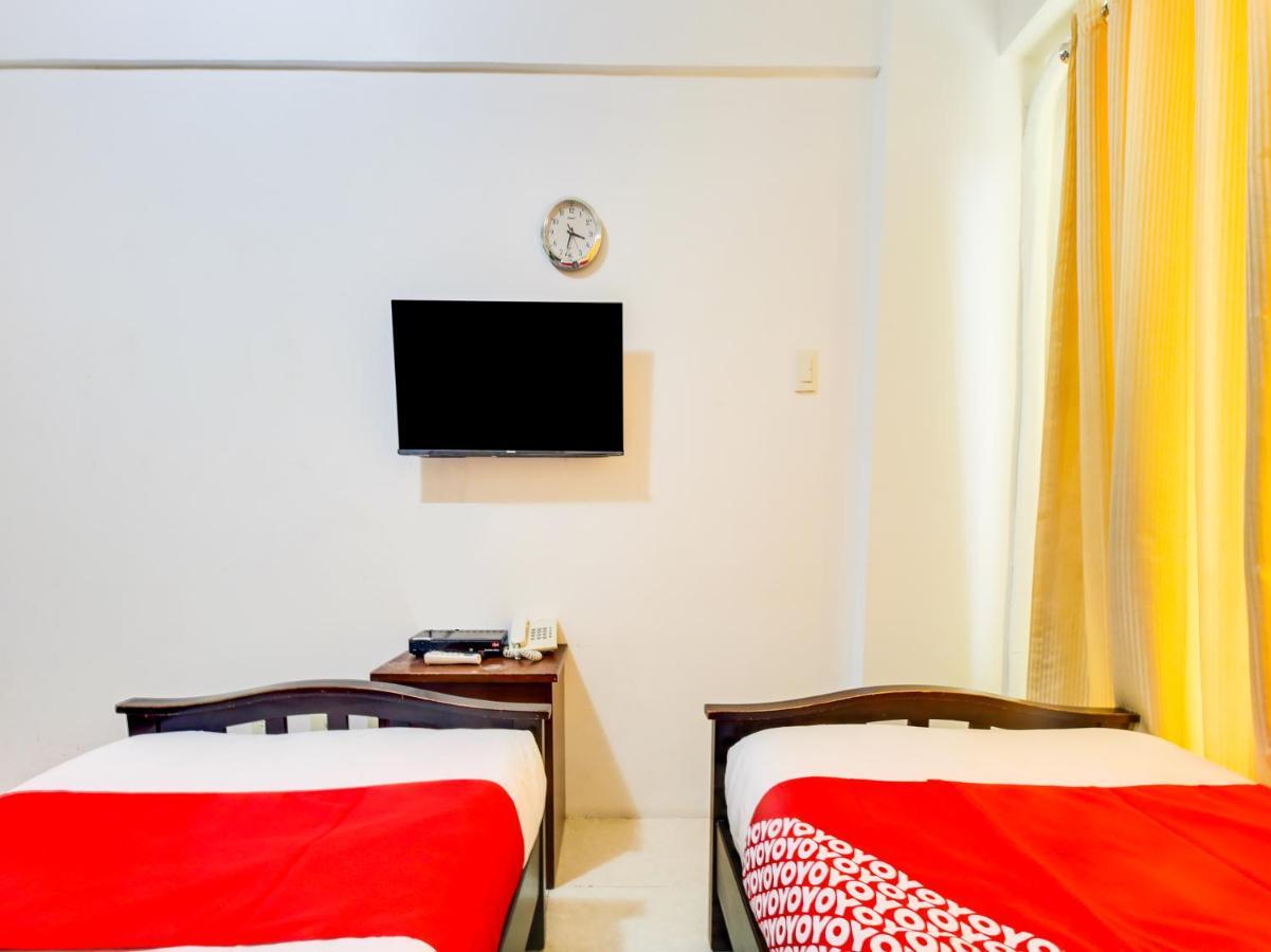 Oyo 893 Dian Suites Makati Manilla Buitenkant foto