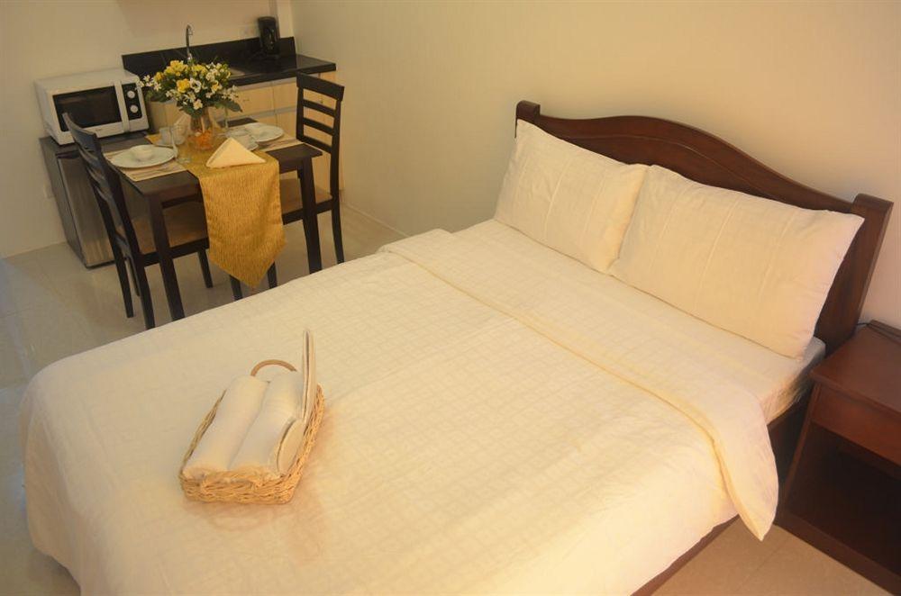 Oyo 893 Dian Suites Makati Manilla Buitenkant foto
