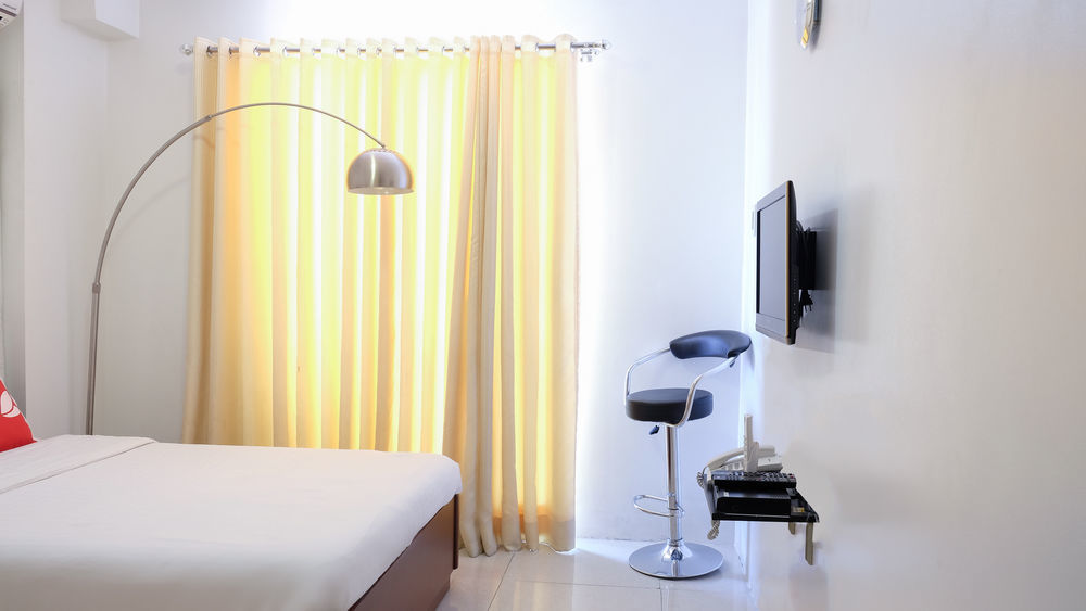 Oyo 893 Dian Suites Makati Manilla Buitenkant foto