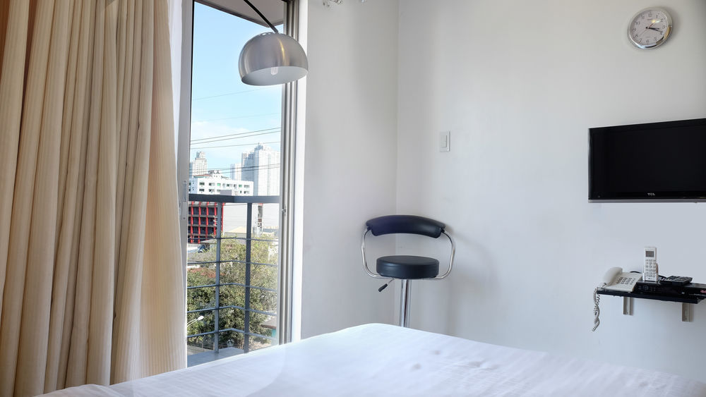 Oyo 893 Dian Suites Makati Manilla Buitenkant foto