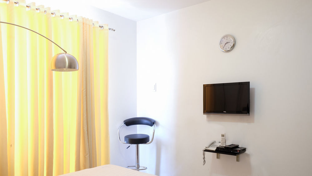 Oyo 893 Dian Suites Makati Manilla Buitenkant foto