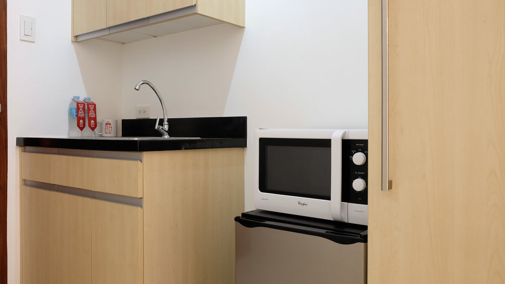 Oyo 893 Dian Suites Makati Manilla Buitenkant foto