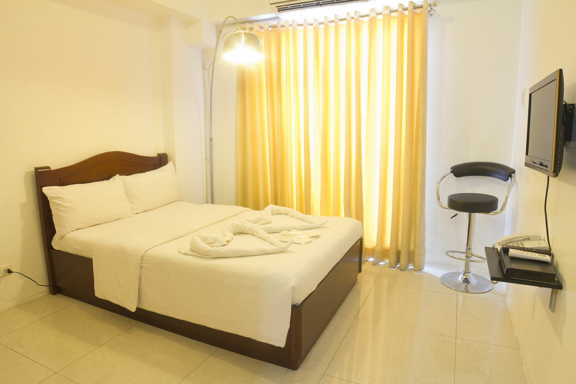 Oyo 893 Dian Suites Makati Manilla Buitenkant foto