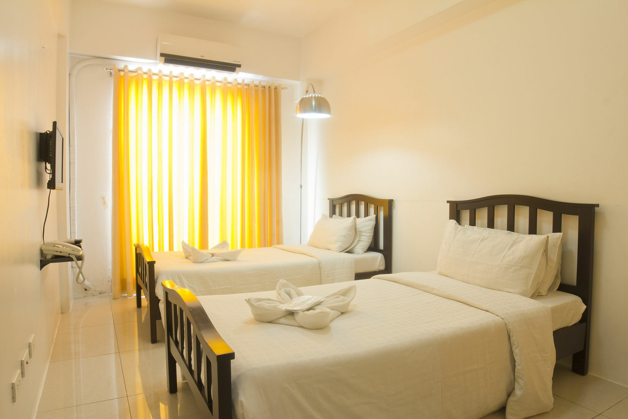 Oyo 893 Dian Suites Makati Manilla Buitenkant foto