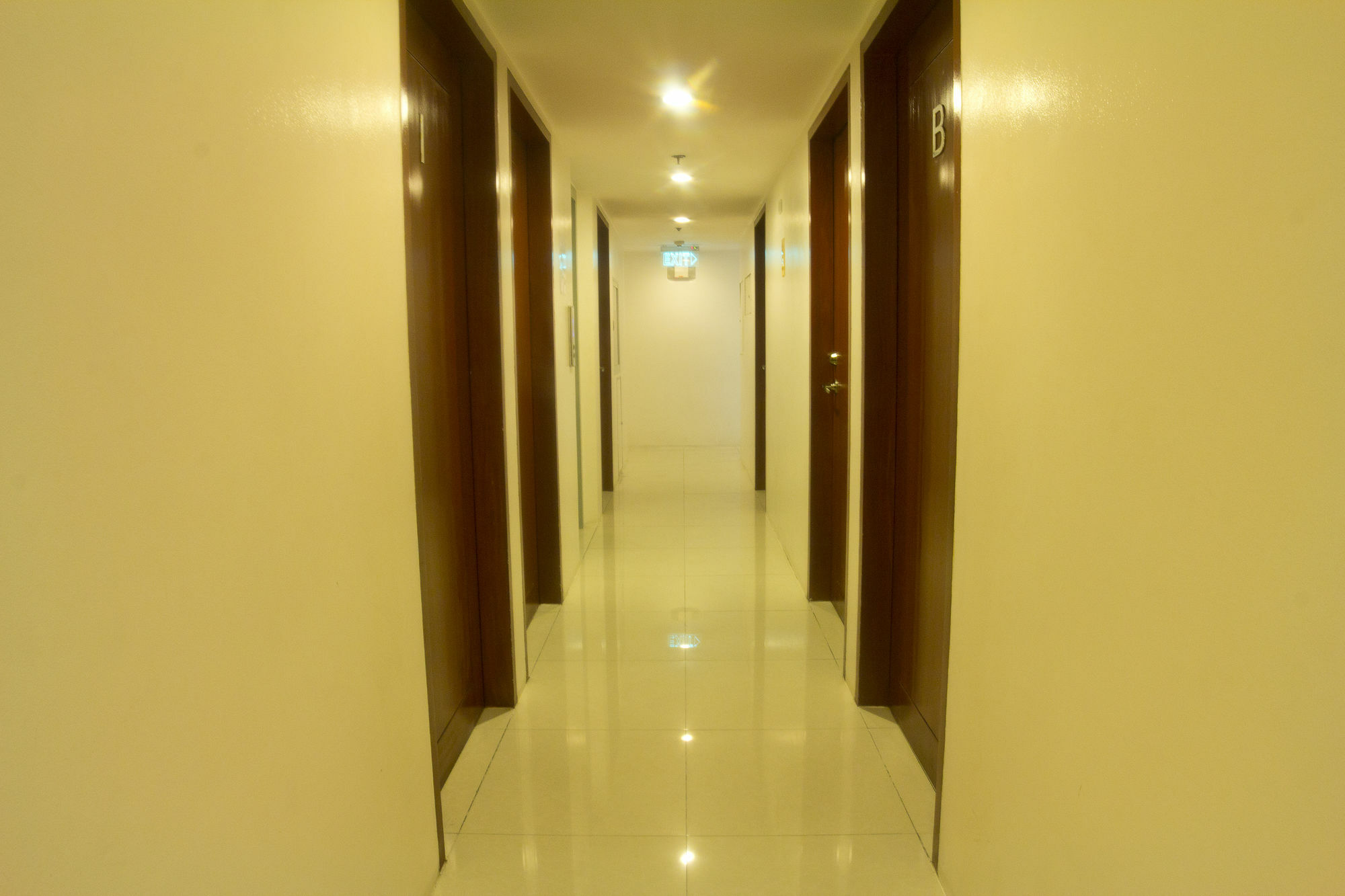 Oyo 893 Dian Suites Makati Manilla Buitenkant foto