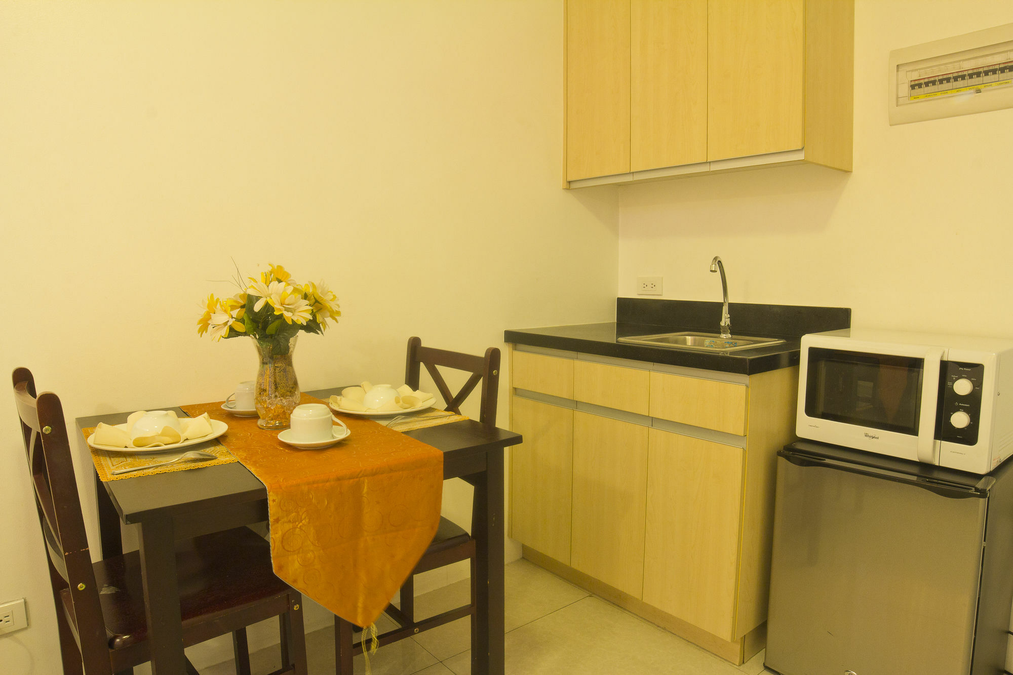 Oyo 893 Dian Suites Makati Manilla Buitenkant foto